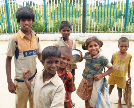 800px-Street_children_in_India-wiki